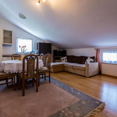 Two-bedroom Near Sea 5 Crikvenica